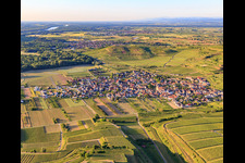 Vue aérienne de Vue du village depuis le sud à le quartier Jechtingen in Sasbach am Kaiserstuhl dans le département Bade-Wurtemberg, Allemagne