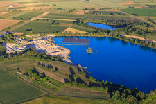 Vue aérienne de Gravière de Wyhl avec système photovoltaïque flottant de Hermann Uhl KG - Usine de Wyhl-Ort à Wyhl am Kaiserstuhl dans le département Bade-Wurtemberg, Allemagne