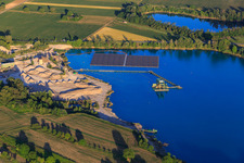 Photographie aérienne de Gravière de Wyhl avec système photovoltaïque flottant de Hermann Uhl KG - Usine de Wyhl-Ort à Wyhl am Kaiserstuhl dans le département Bade-Wurtemberg, Allemagne
