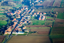 Vue aérienne de Vue du village depuis l'ouest à Hergersweiler dans le département Rhénanie-Palatinat, Allemagne