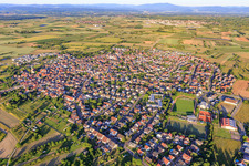 Vue aérienne de Vue de la ville depuis l'ouest à Wyhl am Kaiserstuhl dans le département Bade-Wurtemberg, Allemagne