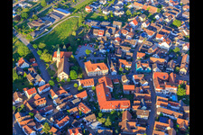 Vue aérienne de Église Saint-Blaise et maison de retraite BeneVit Haus Rheinaue à Wyhl am Kaiserstuhl dans le département Bade-Wurtemberg, Allemagne