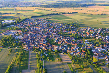 Vue aérienne de Vue d'ensemble de la ville depuis le sud-ouest à le quartier Niederhausen in Rheinhausen dans le département Bade-Wurtemberg, Allemagne