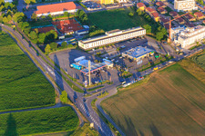 Vue aérienne de Station-service ESSO à l'hôtel Holiday Inn Express Ringsheim à Ringsheim dans le département Bade-Wurtemberg, Allemagne
