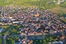 Vue aérienne de Vue de la ville au-delà de la voie ferrée depuis l'ouest à Ringsheim dans le département Bade-Wurtemberg, Allemagne