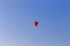 Vue aérienne de Montgolfière Media Markt Halberstadt D-OMMH à Aschersleben dans le département Saxe-Anhalt, Allemagne