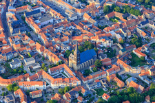Vue aérienne de Vieille ville historique avec l'église Saint-Étienne, le marché et Tie à Aschersleben dans le département Saxe-Anhalt, Allemagne