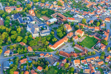 Vue aérienne de Domaine, école primaire Prinzenhaus et Fondation du château Hoym à le quartier Hoym in Seeland dans le département Saxe-Anhalt, Allemagne