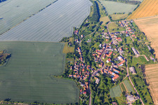 Vue aérienne de Vue du village depuis le nord-est à le quartier Ulzigerode in Arnstein dans le département Saxe-Anhalt, Allemagne