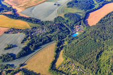 Vue aérienne de Vue du village avec piscine forestière depuis le nord à le quartier Alterode in Arnstein dans le département Saxe-Anhalt, Allemagne