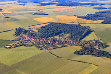 Vue aérienne de Vue du village depuis le nord-ouest à le quartier Bräunrode in Arnstein dans le département Saxe-Anhalt, Allemagne