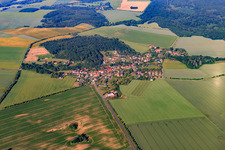 Vue aérienne de Vue du village depuis le nord-est à le quartier Bräunrode in Arnstein dans le département Saxe-Anhalt, Allemagne