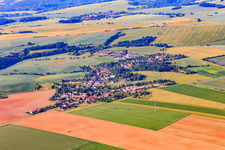 Vue aérienne de Vue du village depuis le nord à le quartier Greifenhagen in Arnstein dans le département Saxe-Anhalt, Allemagne