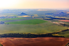Vue aérienne de Tas d'ardoise coniques à le quartier Volkstedt in Eisleben dans le département Saxe-Anhalt, Allemagne