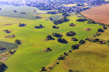 Vue aérienne de Les kameshügel de l'ère glaciaire forment des trous incultivables dans les champs à Mansfeld dans le département Saxe-Anhalt, Allemagne