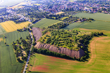 Vue aérienne de Au Theodorschacht avec terril plat et renaturalisé à Klostermansfeld dans le département Saxe-Anhalt, Allemagne