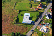 Vue aérienne de Villa à toit plat avec piscine et haute haie à Klostermansfeld dans le département Saxe-Anhalt, Allemagne