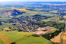 Vue aérienne de Vue du village devant le terril « Fortschrittschacht » depuis le nord à le quartier Volkstedt in Eisleben dans le département Saxe-Anhalt, Allemagne
