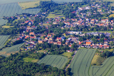 Vue aérienne de Vue du village depuis le nord à le quartier Volkstedt in Eisleben dans le département Saxe-Anhalt, Allemagne