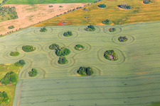 Vue aérienne de Les kameshügel de l'ère glaciaire forment des trous incultivables dans les champs à le quartier Arnstedt in Arnstein dans le département Saxe-Anhalt, Allemagne