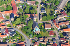 Vue aérienne de Église Saint-Maurice au centre du village à le quartier Arnstedt in Arnstein dans le département Saxe-Anhalt, Allemagne