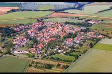 Vue aérienne de Vue d'ensemble du village depuis l'est à le quartier Quenstedt in Arnstein dans le département Saxe-Anhalt, Allemagne