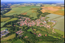 Vue aérienne de Vue d'ensemble du village depuis le nord-est à le quartier Welbsleben in Arnstein dans le département Saxe-Anhalt, Allemagne