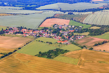 Vue aérienne de Vue du village depuis l'est à le quartier Endorf in Falkenstein dans le département Saxe-Anhalt, Allemagne