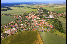 Vue aérienne de Vue de la ville depuis l'est à le quartier Ermsleben in Falkenstein dans le département Saxe-Anhalt, Allemagne