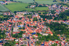 Vue aérienne de B185, Lange Straße et Siederstr à le quartier Ermsleben in Falkenstein dans le département Saxe-Anhalt, Allemagne