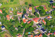 Vue aérienne de Église Saint-André au centre du village à le quartier Sinsleben in Falkenstein dans le département Saxe-Anhalt, Allemagne