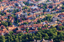Vue aérienne de Église Notre-Dame (Église évangélique réformée) sur la place de la cathédrale à le quartier Diocese Halberstadt in Halberstadt dans le département Saxe-Anhalt, Allemagne