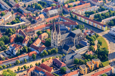 Vue aérienne de Place de la Cathédrale avec Cathédrale et Trésor de la Cathédrale Halberstadt à le quartier Diocese Halberstadt in Halberstadt dans le département Saxe-Anhalt, Allemagne