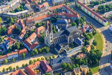 Vue aérienne de Place de la Cathédrale avec Cathédrale et Trésor de la Cathédrale Halberstadt à le quartier Diocese Halberstadt in Halberstadt dans le département Saxe-Anhalt, Allemagne