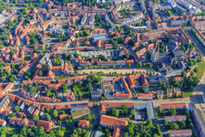 Vue aérienne de Place de la Cathédrale avec Cathédrale et Trésor de la Cathédrale Halberstadt et Église Notre-Dame (Église évangélique réformée) à le quartier Diocese Halberstadt in Halberstadt dans le département Saxe-Anhalt, Allemagne