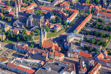 Vue aérienne de Marché aux poissons et église Saint-Martini sur Matiniplan à le quartier Diocese Halberstadt in Halberstadt dans le département Saxe-Anhalt, Allemagne