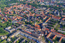 Vue aérienne de Hoher Weg x Marché aux poissons avec passages de l'hôtel de ville Halberstadt Église Saint-Martini sur Matiniplan, cathédrale et trésor de la cathédrale Halberstadt à le quartier Diocese Halberstadt in Halberstadt dans le département Saxe-Anhalt, Allemagne