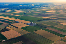 Site de forage de la plateforme de forage profond V20 de Vercana GmbH pour Vulcan Energy à Schleidberg, destinée à l'extraction d'énergie géothermique et de lithium. à Insheim dans le département Rhénanie-Palatinat, Allemagne hors des airs