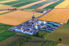 Site de forage de la plateforme de forage profond V20 de Vercana GmbH pour Vulcan Energy à Schleidberg, destinée à l'extraction d'énergie géothermique et de lithium. à Insheim dans le département Rhénanie-Palatinat, Allemagne depuis l'avion