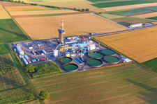 Vue d'oiseau de Site de forage de la plateforme de forage profond V20 de Vercana GmbH pour Vulcan Energy à Schleidberg, destinée à l'extraction d'énergie géothermique et de lithium. à Insheim dans le département Rhénanie-Palatinat, Allemagne