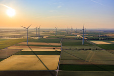 Vue aérienne de Parc éolien Offenbach de Pfalzwind depuis l'ouest le matin à le quartier Offenbach in Offenbach an der Queich dans le département Rhénanie-Palatinat, Allemagne