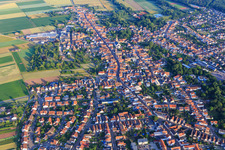 Vue aérienne de Vue de la ville avec la rue principale depuis l'est le matin à Bellheim dans le département Rhénanie-Palatinat, Allemagne