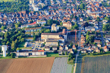 Vue aérienne de Chantier de construction pour l'agrandissement de l'Asklepios Südpfalzklinik Kandel à le quartier Minderslachen in Kandel dans le département Rhénanie-Palatinat, Allemagne
