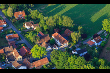 Vue aérienne de Villa sur la rue principale à Dierbach dans le département Rhénanie-Palatinat, Allemagne