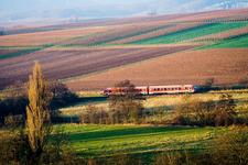Vue aérienne de Disposition des voies et du train du train régional de la Deutsche Bahn à Oberhausen dans le département Rhénanie-Palatinat, Allemagne