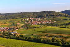 Vue aérienne de Ville viticole de l'est à le quartier Gleiszellen in Gleiszellen-Gleishorbach dans le département Rhénanie-Palatinat, Allemagne