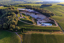 Mine à ciel ouvert de sablière à le quartier Gleiszellen in Gleiszellen-Gleishorbach dans le département Rhénanie-Palatinat, Allemagne d'en haut