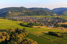 Vue aérienne de Ville viticole de l'est à Klingenmünster dans le département Rhénanie-Palatinat, Allemagne