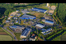 Vue aérienne de Parc industriel de Berner Feld avec AMR GmbH, centre logistique XBK-KABEL, CARSIG GmbH et Kirch – engineering and products GmbH à Rottweil dans le département Bade-Wurtemberg, Allemagne