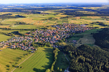 Vue aérienne de Vue du sud-est à le quartier Schörzingen in Schömberg dans le département Bade-Wurtemberg, Allemagne